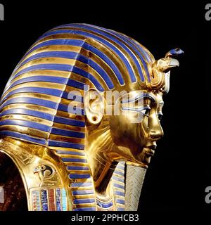 Tutanchamuns goldene Maske. Die Bestattungsmaske von Tutanchamun. Isoliert auf schwarzem Hintergrund. Stockfoto