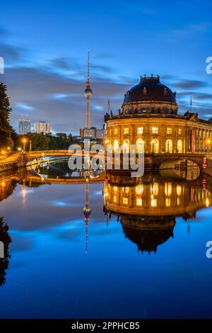 Das Bode-Museum und der Fernsehturm spiegeln sich in der Berliner Spree bei Nacht Stockfoto