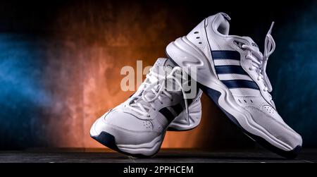 Ein Paar Adidas Sportschuhe Stockfoto