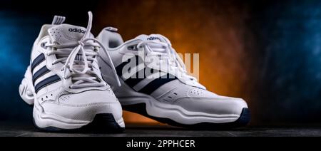 Ein Paar Adidas Sportschuhe Stockfoto