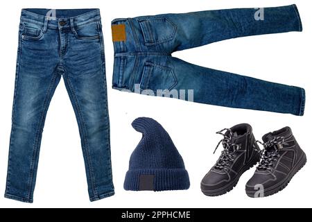 Collage-Set aus Herbstbekleidung auf weiß isoliert. Eine modische Jeans, schwarze Lederstiefel mit Schnürsenkeln und eine modische Strickmütze, Beanie- oder Baseballmütze oder -Mütze. Stockfoto