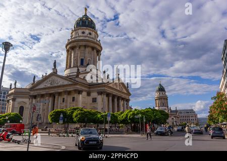 Gendarmenmarkt mit französischer Kirche Stockfoto