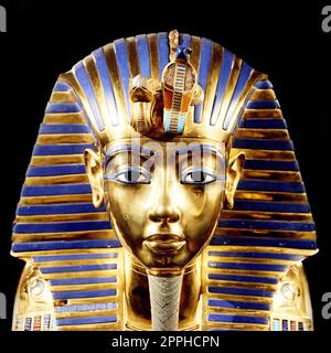 Tutanchamuns goldene Maske. Die Bestattungsmaske von Tutanchamun. Isoliert auf schwarzem Hintergrund. Stockfoto
