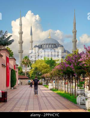 Tagesaufnahme der Blauen Moschee auf dem überfüllten Sultan Ahmed Platz an einem sonnigen Tag in Istanbul, Türkei Stockfoto