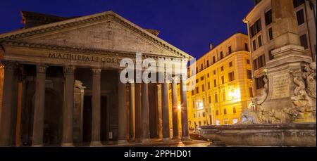 Beleuchtetes Pantheon in Rom bei Nacht. Eines der berühmtesten historischen Wahrzeichen Italiens. Stockfoto