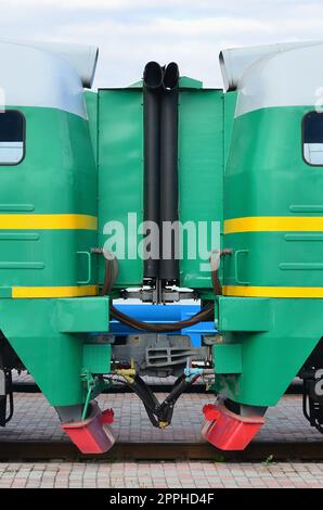 Übergang zwischen zwei elektrische Züge. Einen kleinen Flur in die Rolle eines Portals auf beiden Seiten der Kabine eines russischen elektrische Zug Stockfoto