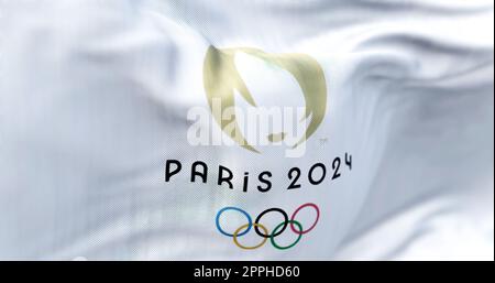 Nahaufnahme der im Wind winkenden Flagge der Olympischen Sommerspiele 2024 in Paris Stockfoto