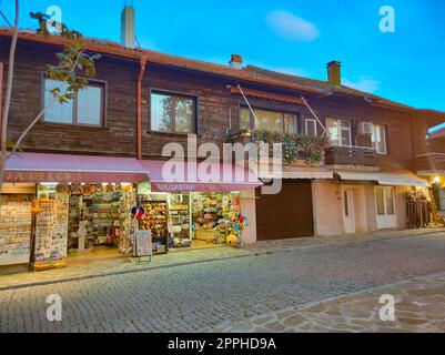 Nesebar, Bulgarien - 13. September 2022: Handtaschen und Rucksäcke mit traditionellen bulgarischen Mustern. Handgefertigt. Ausstellung eines privaten Ladens, in dem Souvenirs und Geschenke verkauft werden Stockfoto