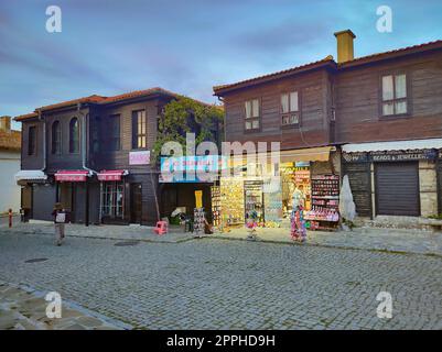 Nesebar, Bulgarien - 13. September 2022: Handtaschen und Rucksäcke mit traditionellen bulgarischen Mustern. Handgefertigt. Ausstellung eines privaten Ladens, in dem Souvenirs und Geschenke verkauft werden Stockfoto