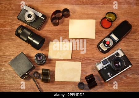 Stillleben mit alter Fotoausrüstung Stockfoto