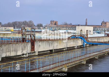 Industriebereich mit vielen Rohren und Kommunikationsmitteln Stockfoto