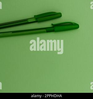 Bürobedarf Über Dem Schreibtisch Mit Tastatur Und Brille Und Kaffeetasse Für Die Fernarbeit, Verschiedene Schuleinrichtungen Für Das Studium Mit Heißgetränk Und Brille. Stockfoto