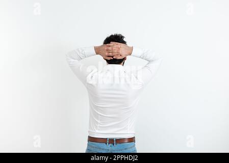 Mann Steht Rückwärts Und Kommt Mit Neuen Erstaunlichen Ideen Auf. Geschäftsmann Denkt Tief Nach Alten Wunderbaren Plänen. Guy Brain Storming Brillante Strategien. Stockfoto