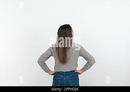 Eine Frau, Die Rückwärts Steht Und Neue Tolle Ideen Hat. Eine Geschäftsfrau, Die Sich Für Alte, Wunderbare Pläne Einsetzt. Guy Brain Stürmt Brillante Strategien. Stockfoto