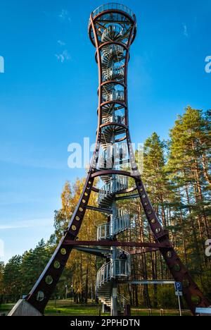 Labanoras Regional Park Tower, Litauen. Der höchste Aussichtsturm Litauens am Ufer des Baltieji Lakajai im Labanoras Regional Park. Stockfoto