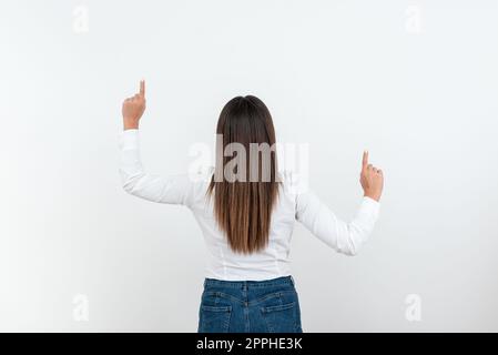 Eine Frau, Die Rückwärts Steht Und Neue Tolle Ideen Hat. Eine Geschäftsfrau, Die Sich Für Alte, Wunderbare Pläne Einsetzt. Guy Brain Stürmt Brillante Strategien. Stockfoto