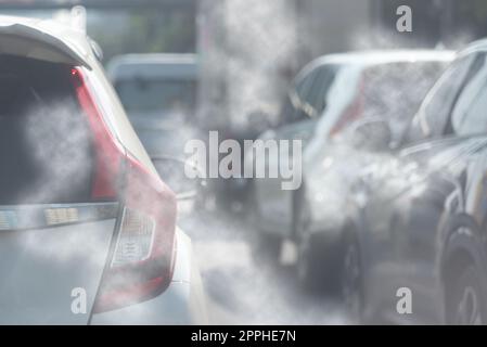 Luftverschmutzung durch Abgas-Rauch-Verkehr in der Stadt. Reduzierung der Verschmutzung durch die globale Erwärmung und des Kohlendioxids durch die Verbrennung von Motoren. Stockfoto