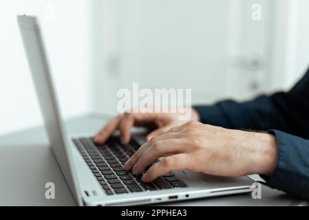 Geschäftsmann, Der Aktuelle Updates Auf Der Laptop-Tastatur Am Schreibtisch Eingibt. Ein Mann Im Büro Schreibt Eine Wichtige Nachricht Auf Dem Computer. Führungskraft, Die Grundlegende Daten In Den Pc Einfügt. Stockfoto