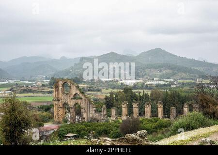 Aspendos, eine antike Stadt in der türkischen Provinz Antalya, berühmt für ihr gut erhaltenes antikes Theater, das aus der römischen Zeit stammt. Das Theater Aspendos ist bekannt für seine bemerkenswerte Akustik und wird noch heute für Konzerte und Aufführungen genutzt. Stockfoto