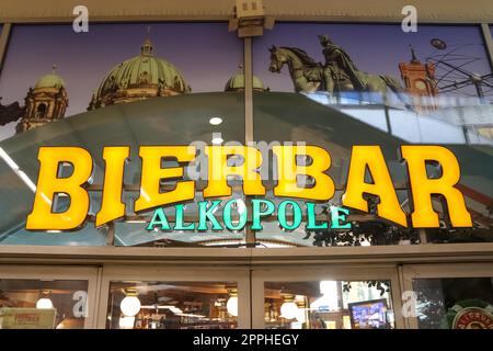 Berlin, Deutschland - 03. Oktober 2022: Eintritt zum Pub Bierbar in Berlin. Stockfoto