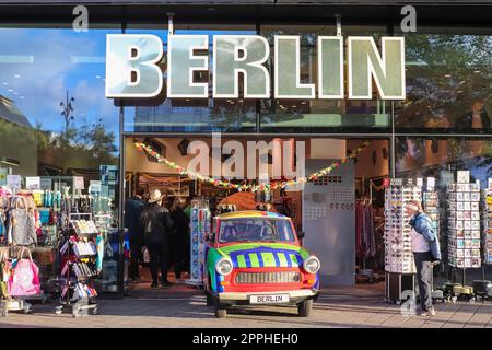 Berlin, Deutschland - 03. Oktober 2022: Eintritt zu den Souvenirläden Berlin am Alexanderplatz. Stockfoto