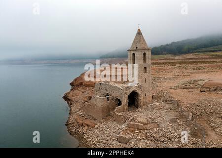 Luftaufnahme des Stausees Sau, im Fluss Ter, in der Provinz Girona, Katalonien, Spanien. Stockfoto