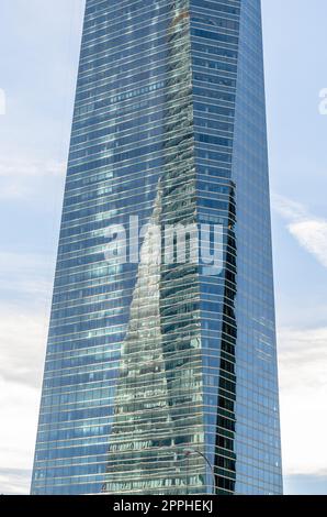 MADRID, SPANIEN - 6. OKTOBER 2021: Architektonische Details, Glasfassaden der modernen Wolkenkratzer, die Teil des Geschäftsviertels Cuatro Torres in Madrid, Spanien sind Stockfoto