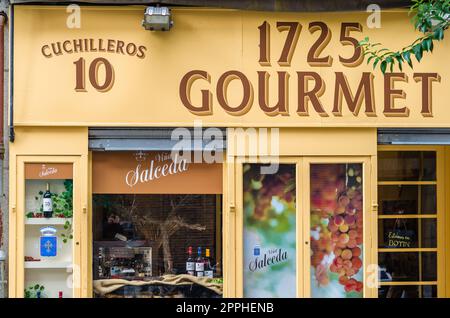 MADRID, SPANIEN - 4. OKTOBER 2021: Fassade eines Gourmet-Shops in Madrid, Spanien Stockfoto