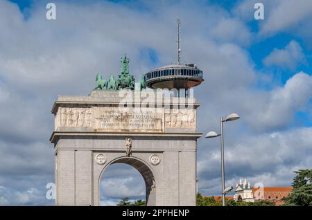 MADRID, SPANIEN â€“ 5. OKTOBER 2021: Blick auf den 1956 erbauten Triumphbogen „Arco de la Victoria“ und den 1992 erbauten Übertragungsturm „Faro de Moncloa“ im Stadtteil Moncloa in Madrid, Spanien Stockfoto