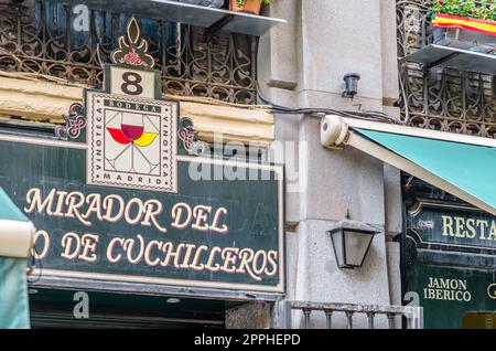 MADRID, SPANIEN - 4. OKTOBER 2021: Fassade des Restaurants Mirador del Arco de Cuchilleros, traditionelles Restaurant in Madrid, Spanien Stockfoto