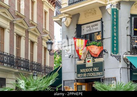 MADRID, SPANIEN - 4. OKTOBER 2021: Fassade des Restaurants Mirador del Arco de Cuchilleros, traditionelles Restaurant in Madrid, Spanien Stockfoto