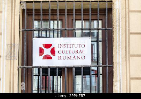 MADRID, SPANIEN - 4. OKTOBER 2021: Fassade des Rumänischen Kulturinstituts in Madrid, Spanien Stockfoto