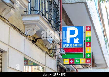 MADRID, SPANIEN - 5. OKTOBER 2021: Eingang zu einem Parkplatz in Madrid, Spanien Stockfoto