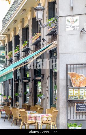 MADRID, SPANIEN - 4. OKTOBER 2021: Fassade des Restaurants Mirador del Arco de Cuchilleros, traditionelles Restaurant in Madrid, Spanien Stockfoto