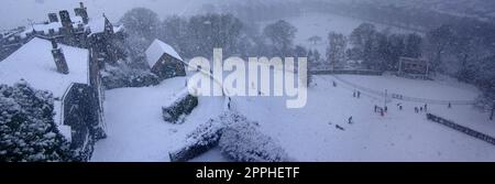 Die Bewohner von Clitheroe genießen den Schnee auf dem Schlossgelände, Ribble Valley, Lancashire, Großbritannien. Stockfoto