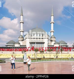 Touristen machen Fotos vor der Taksim-Moschee, am Taksim-Platz, Istanbul, Türkei Stockfoto