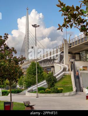 Treppe und Rolltreppe führen zur U-Bahnstation in der Mitte der Golden Horn Metro Bridge, Istanbul, Türkei Stockfoto