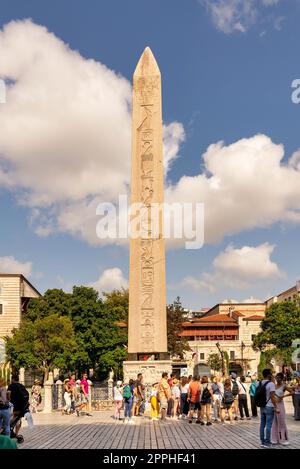 Touristen besuchen den alten ägyptischen Obelisken des Pharaos Thutmose III. Oder den Sultanahmet-Platz, Istanbul, Türkei Stockfoto