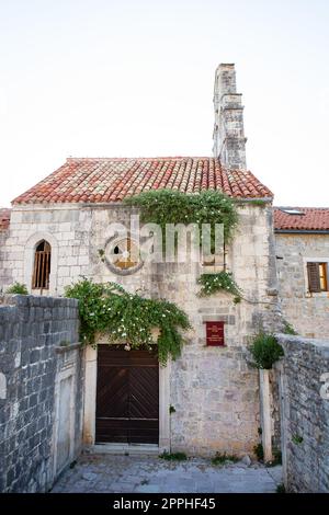 Die wunderschöne Altstadt von Budva, Montenegro. Interessante alte Häuser, sehr enge Gassen, Cafés, Geschäfte. Stockfoto