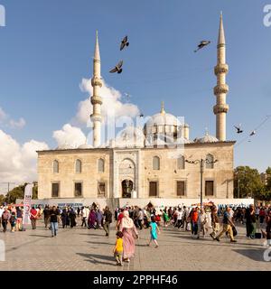Menschenmassen in Eminonu während des Siegesfeiertags mit der Neuen Moschee im Hintergrund, Istanbul, Türkei Stockfoto