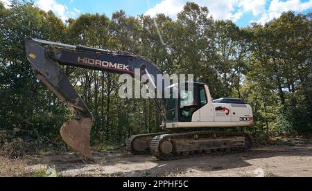 Chorlu, Türkei - 24. September 2022: Türkischer Raupenbagger Hidromek parkt an einer Straße in der Nähe von Chorlu Stockfoto