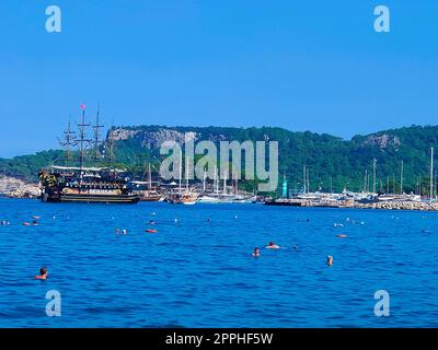 Vintage Mast Holzsegelschiff für Seetouren. Touristische Piratenschiff im Hafen. Marina in der Kurstadt Kemer, Türkei. Alter Hafen in der Türkei. Stockfoto