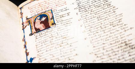 Antikes Manuskriptblatt aus Dante Divine Comedy. Stockfoto