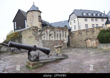 Waldeck Castle ist eine Burganlage aus dem 12. Jahrhundert. Vom Schloss aus hat man einen Blick auf den Edersee, die Ederseetalsperre und den Kellerwald. Stockfoto