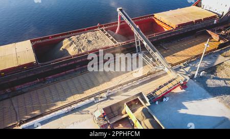 Luftaufnahme von großen Getreideaufzügen auf dem Meer. Beladen von Getreide auf dem Schiff. Hafen Ukraine. Frachtschiff Stockfoto