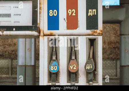Alte Benzinspender Hintergrund Pumpe Benzinpumpen Station aus der Nähe. Verlassene und rostige Gasbehälter Stockfoto
