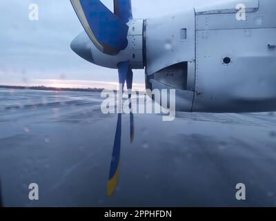 Motor und Propeller des alten Transportflugzeugs in Nahaufnahme. Fragment des Flugzeugs. Stockfoto