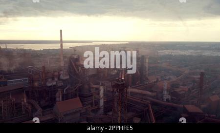 Luftaufnahme der Schwerindustrie mit Luftverschmutzung durch eine große Fabrik. Klimawandel. Industrieller Hintergrund