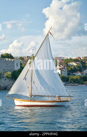 Segelboot vor der Stadt Krk auf der gleichnamigen Insel an der Adria in Kroatien Stockfoto