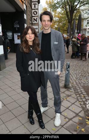 Alice Dwyer, Sabin Tambrea, Premiere der zweiten Saison von Kranitz - bei trenn Geld zurÃ¼ck im Abaton Kino, Hamburg, 27.11.2022 Stockfoto